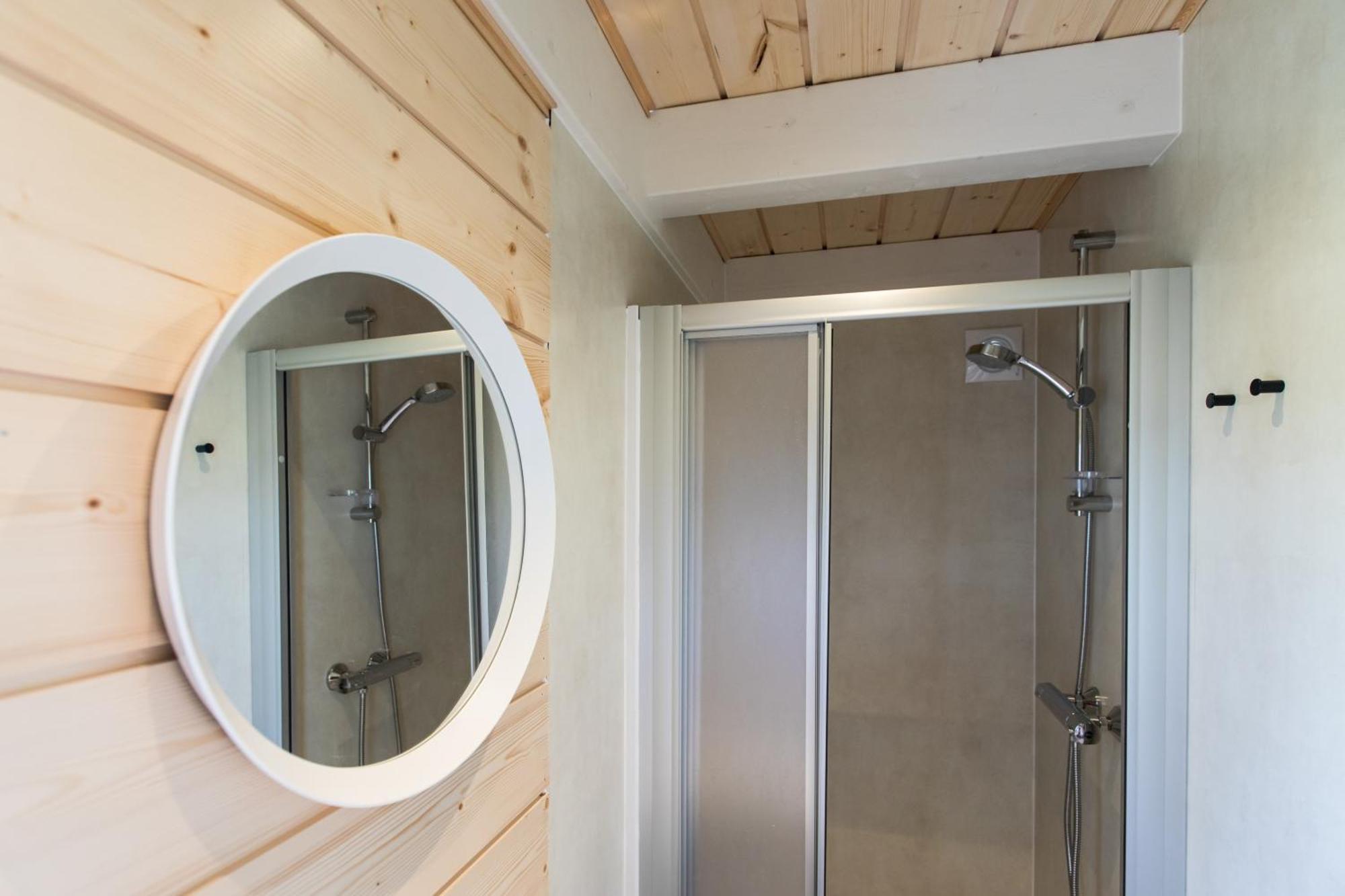 Tiny House - Optioneel Met Hottub Apartment Dokkum Bagian luar foto