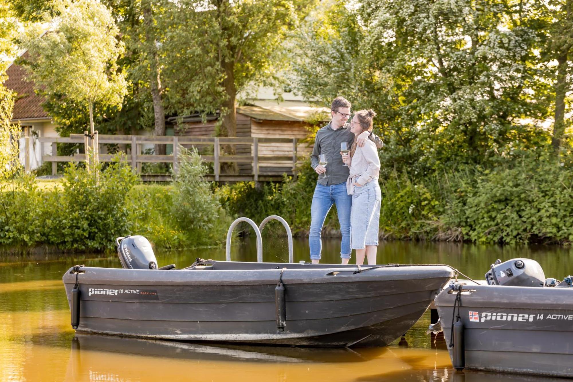 Tiny House - Optioneel Met Hottub Apartment Dokkum Bagian luar foto