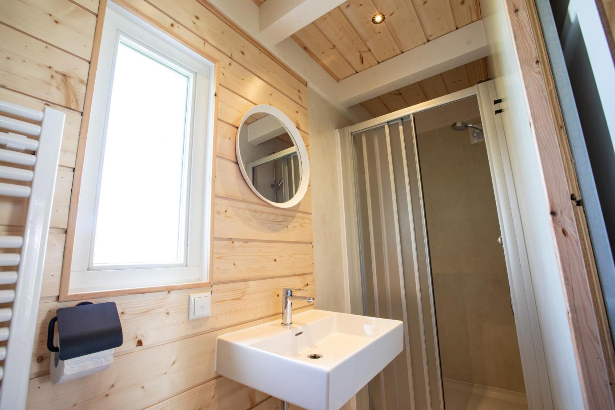 Tiny House - Optioneel Met Hottub Apartment Dokkum Bagian luar foto